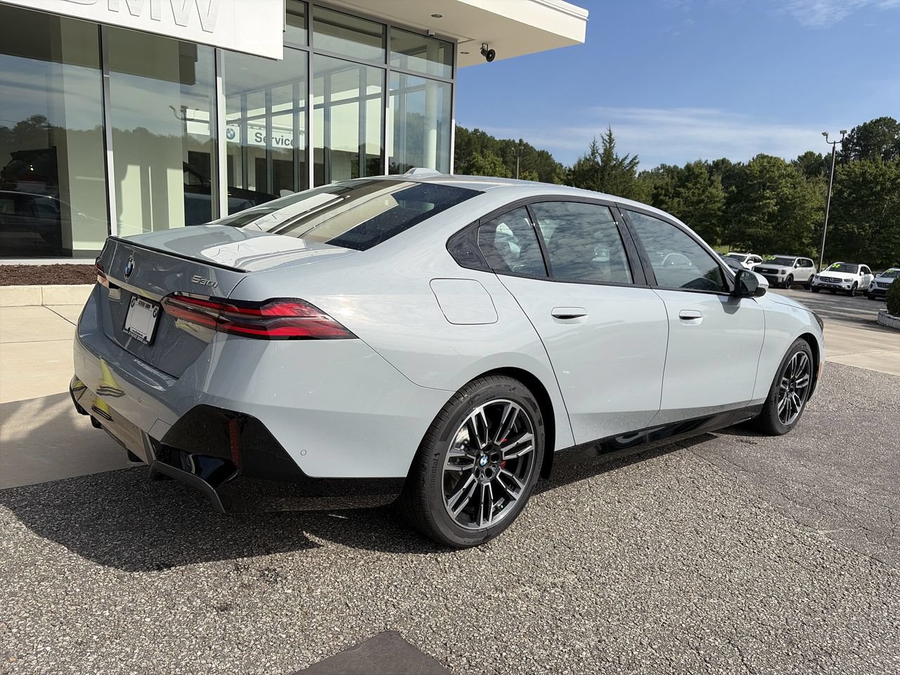 Used 2027 BMW 530i w/ M Sport Package RWD image 8