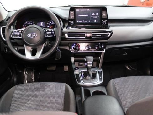 Used 2021 Kia Seltos LX image 2