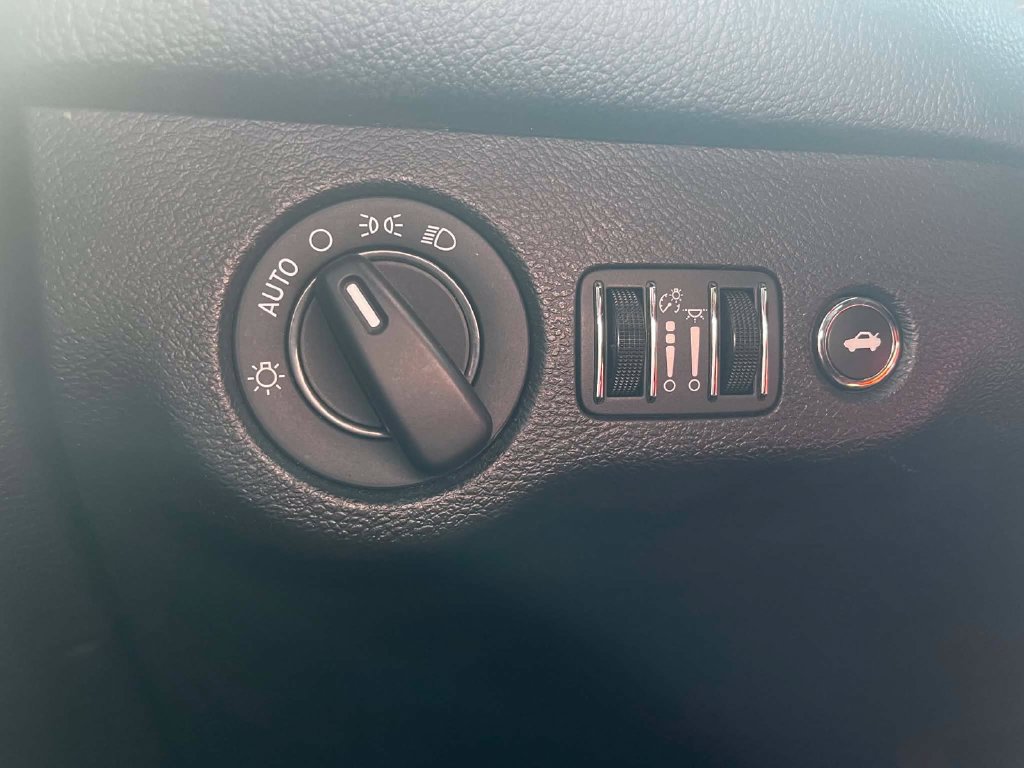Used 2019 Dodge Challenger SXT RWD image 13