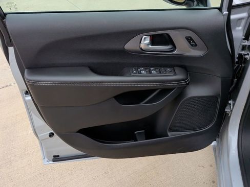 New 2026 Chrysler Pacifica Select image 10