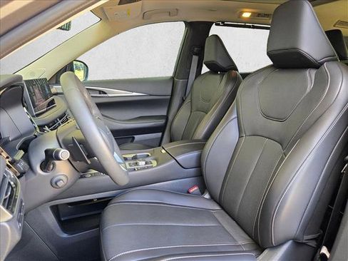 Used 2025 INFINITI QX60 Luxe w/ Vision Package FWD image 11