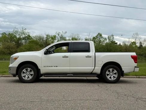 Used 2019 Nissan Titan SV AWD/4WD image 18