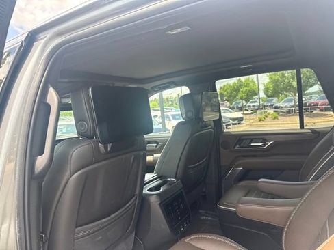 Used 2025 GMC Yukon Denali Ultimate AWD/4WD image 3