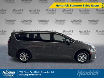 Used 2025 Chrysler Pacifica Select