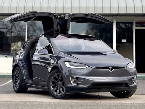 Used 2018 Tesla Model X 100D image 2