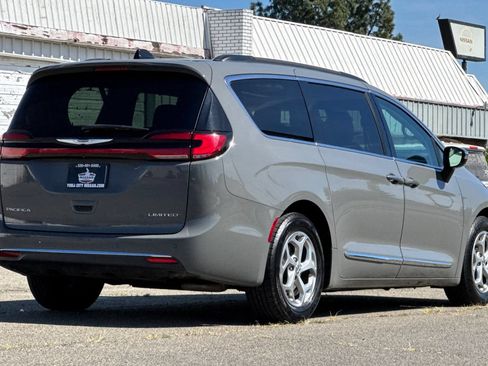 Used 2023 Chrysler Pacifica Limited FWD image 5
