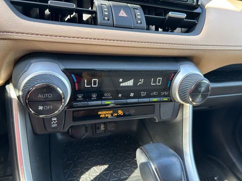 Used 2019 Toyota RAV4 XLE Premium image 26