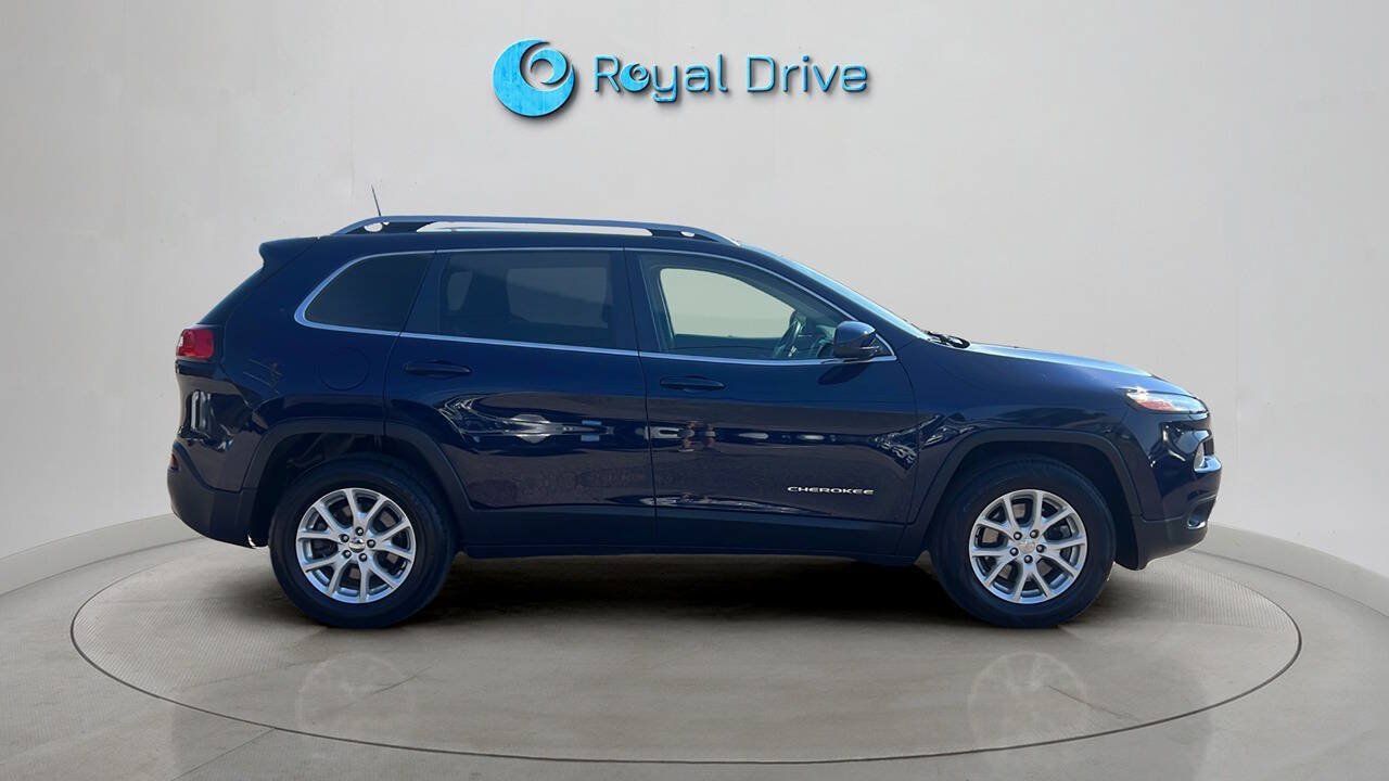 Used 2016 Jeep Cherokee Latitude w/ Cold Weather Group AWD/4WD image 6