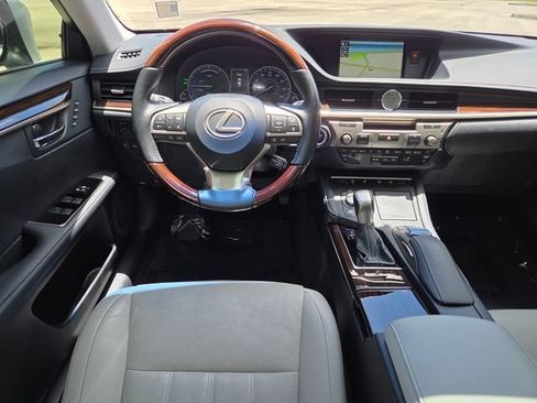 Used 2017 Lexus ES 300h w/ Luxury Package FWD image 20