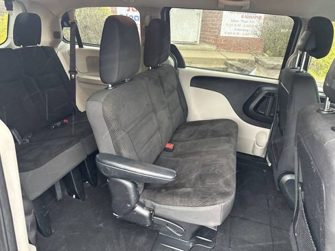 Used 2019 Dodge Grand Caravan SE FWD image 26