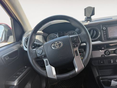 Used 2018 Toyota Tacoma SR5 RWD image 12