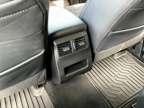 Used 2024 Mitsubishi Outlander SE image 29