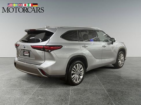 Used 2023 Toyota Highlander Platinum image 3