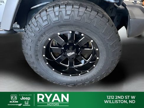 Used 2017 Jeep Wrangler Unlimited Sahara AWD/4WD image 39