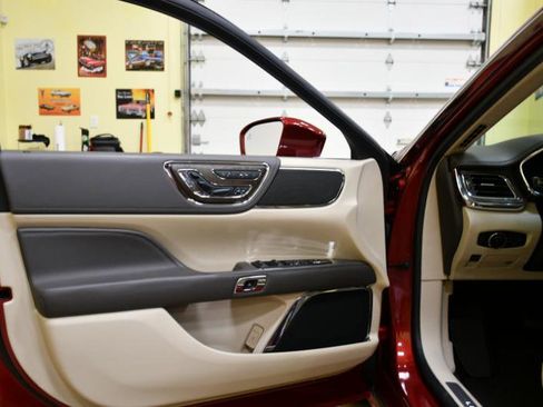 Used 2019 Lincoln Continental Select w/ Continental Climate Package image 16