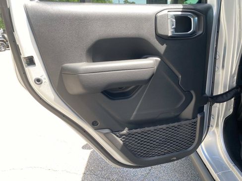 Used 2023 Jeep Gladiator Overland AWD/4WD image 17