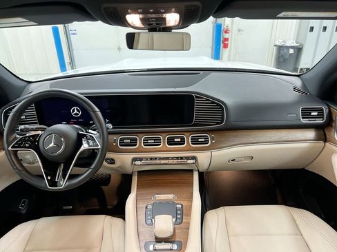 Used 2025 Mercedes-Benz GLS 450 4MATIC image 10