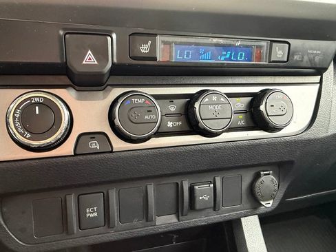 Used 2021 Toyota Tacoma TRD Sport AWD/4WD image 38