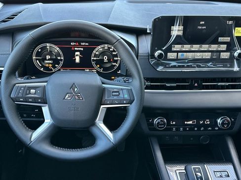 New 2025 Mitsubishi Outlander SE image 15