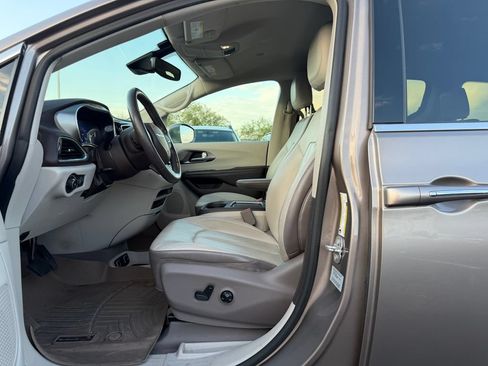 Used 2017 Chrysler Pacifica Touring-L Plus w/ Advanced Safetytec Group FWD image 5