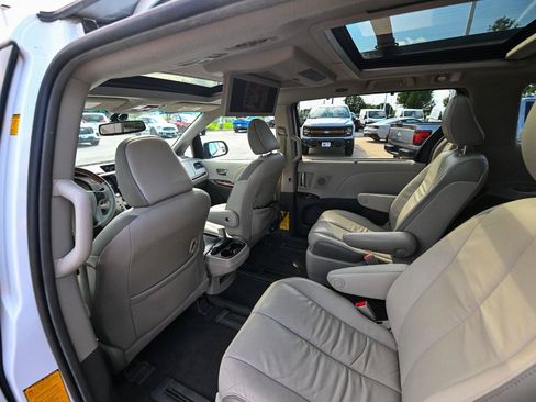 Used 2011 Toyota Sienna Limited w/ Premium Pkg FWD image 22