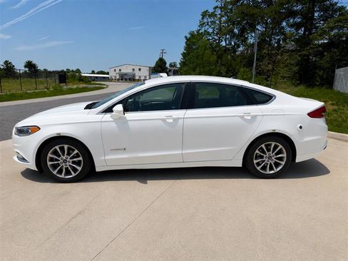 Used 2017 Ford Fusion SE w/ Equipment Group 602A FWD image 4