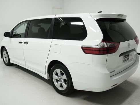 Used 2020 Toyota Sienna L image 6