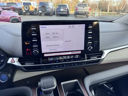 Used 2024 Toyota Sienna XLE image 31
