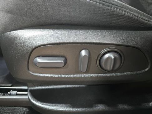 Used 2023 Chevrolet Traverse LT w/ Rear Camera Mirror Package image 29