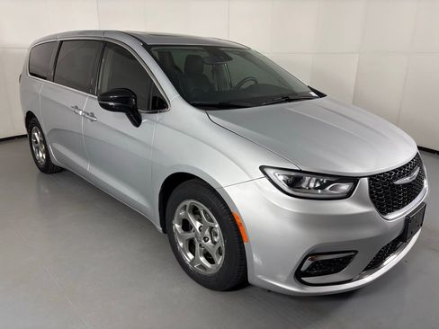 Used 2024 Chrysler Pacifica Limited image 2