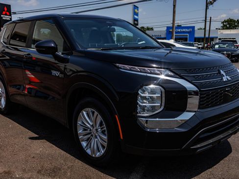 New 2025 Mitsubishi Outlander ES image 3