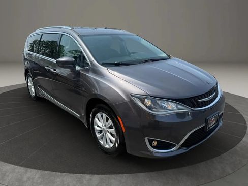 Used 2019 Chrysler Pacifica Touring-L FWD image 5