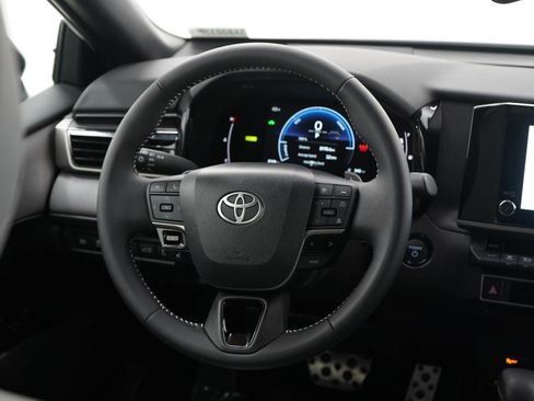 Used 2025 Toyota Camry SE image 14