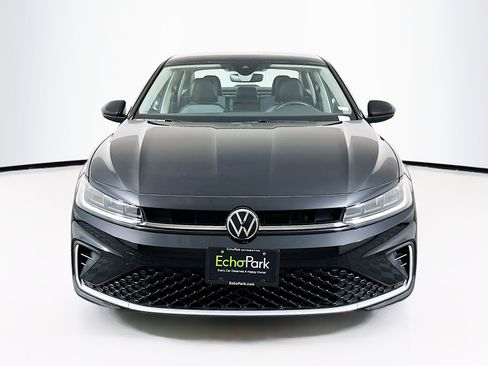 Used 2025 Volkswagen Jetta SE image 2