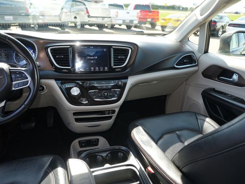 Used 2018 Chrysler Pacifica Touring-L w/ Premium Audio Group FWD image 20