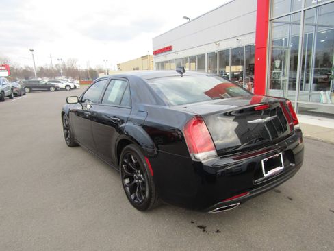 Used 2019 Chrysler 300 Touring w/ Sport Appearance Package image 8