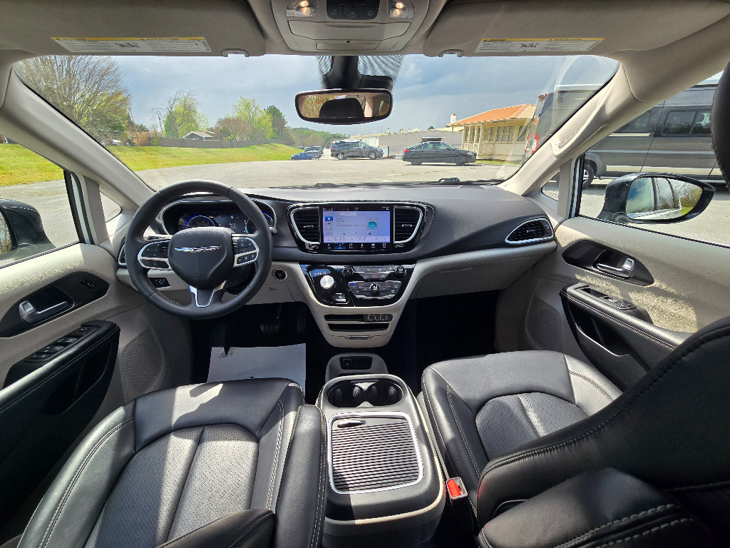 Used 2024 Chrysler Pacifica Touring-L FWD image 13