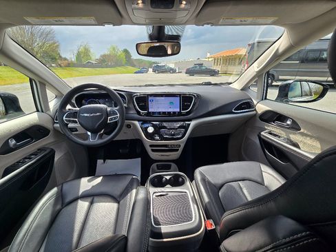 Used 2024 Chrysler Pacifica Touring-L FWD image 13