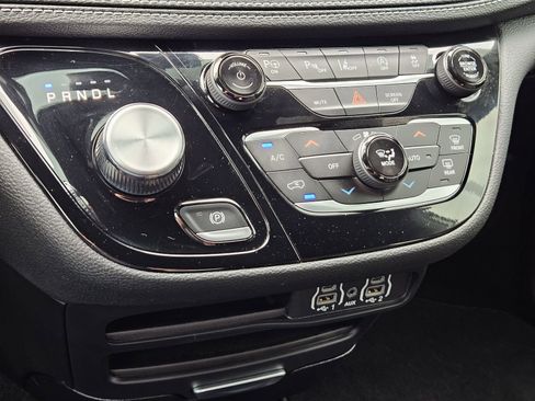 Used 2025 Chrysler Pacifica Select image 20