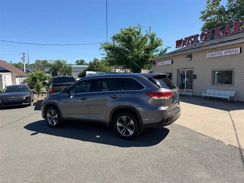 Used 2018 Toyota Highlander Limited Platinum FWD image 3