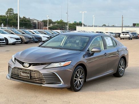 Used 2024 Toyota Camry XLE FWD image 3