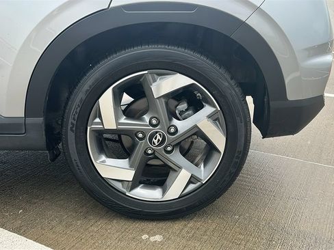 Used 2024 Hyundai Venue SEL FWD image 18