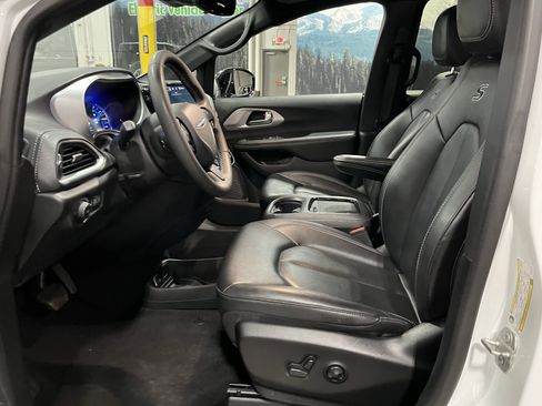Used 2024 Chrysler Pacifica Select image 11