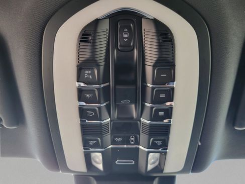 Used 2023 Porsche Macan AWD/4WD image 39