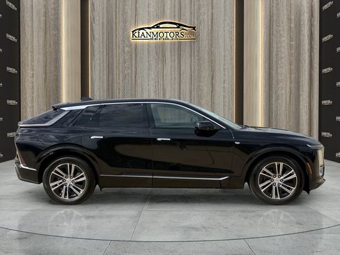 Used 2025 Cadillac Lyriq Luxury AWD/4WD image 9