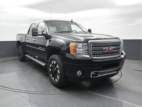Used 2011 GMC Sierra 2500 Denali w/ Suspension Package, Off-Road AWD/4WD image 6