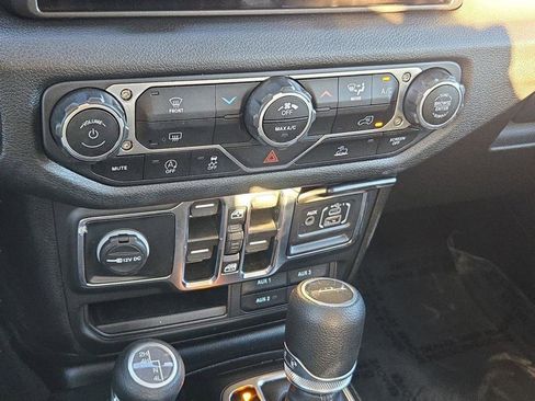 New 2025 Jeep Gladiator Sport image 39