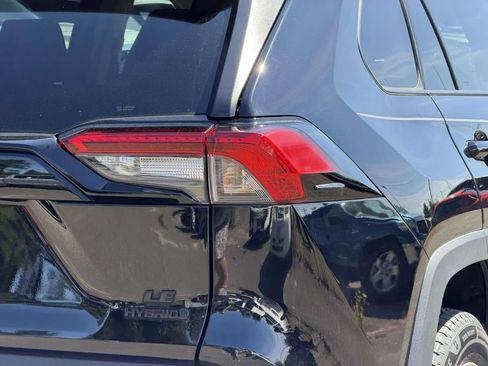 Used 2021 Toyota RAV4 LE AWD/4WD image 11