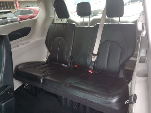 Used 2020 Chrysler Pacifica Touring-L image 12