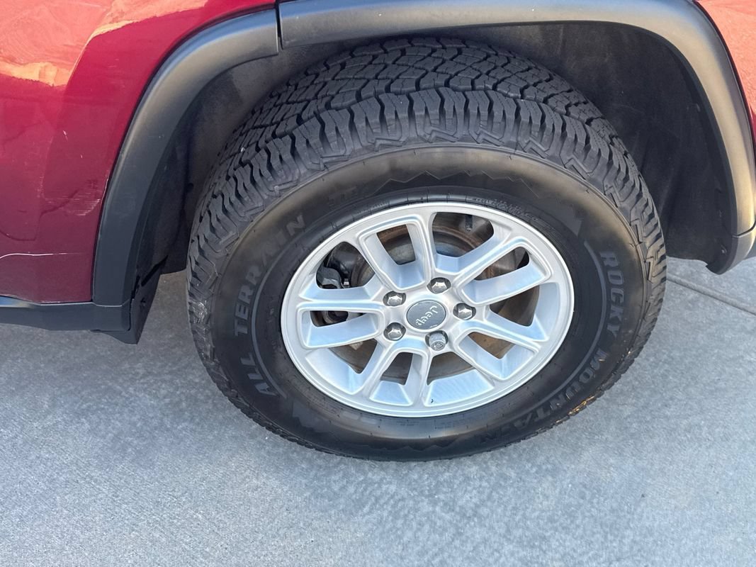 Used 2018 Jeep Grand Cherokee Laredo AWD/4WD image 15